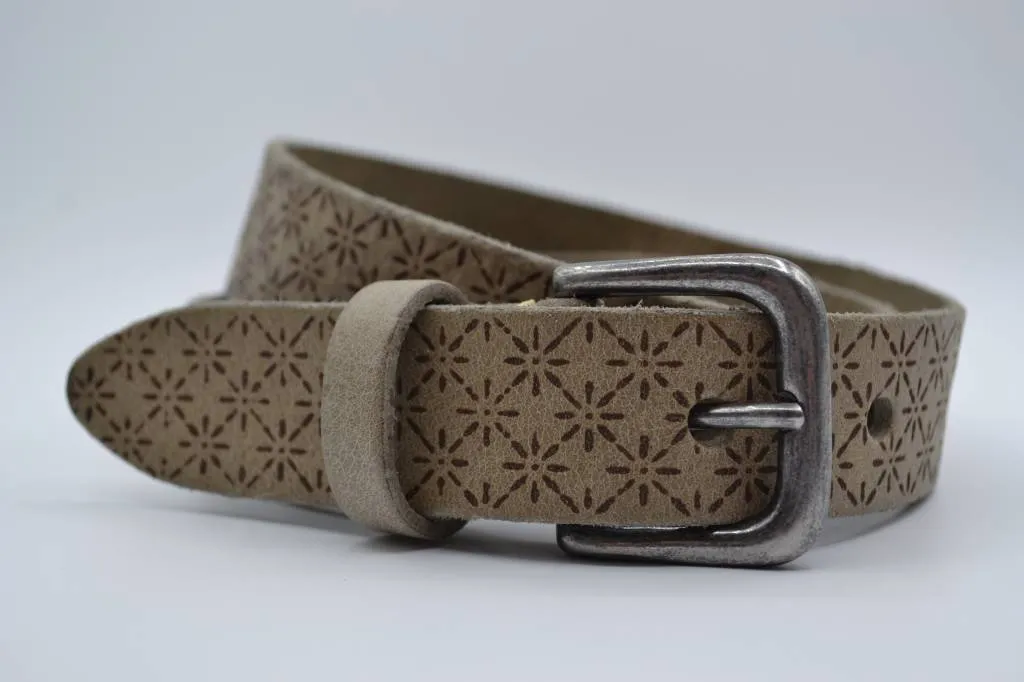 Leuke vintage echt lederen kinderriem met een gunmetal gesp en een gelaserde fantasie sneeuwvlok print